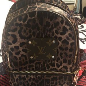 Leopard back back